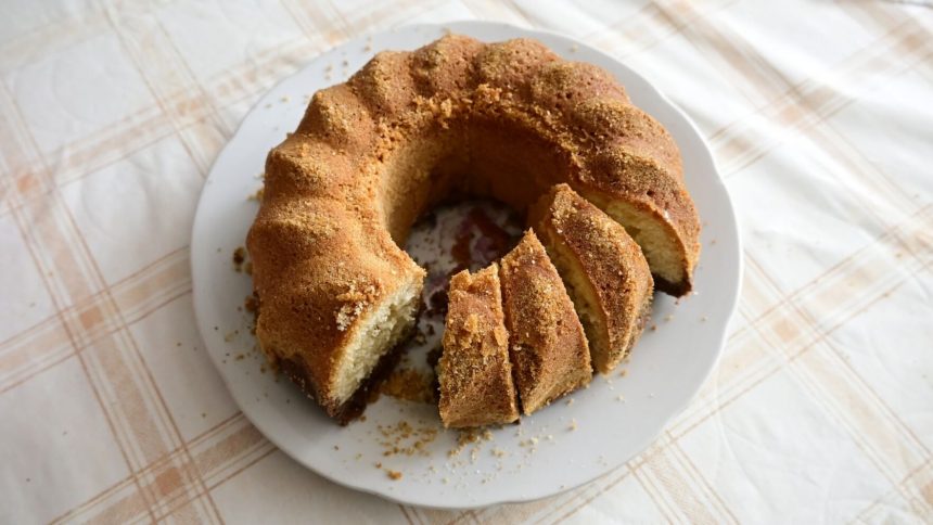 Gugelhupf, ein ringförmiger österreichischer Kuchen.
