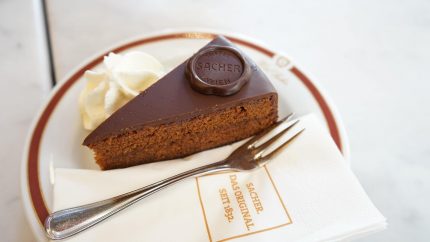 Sachertorte, ein dekadenter österreichischer Schokoladenkuchen.